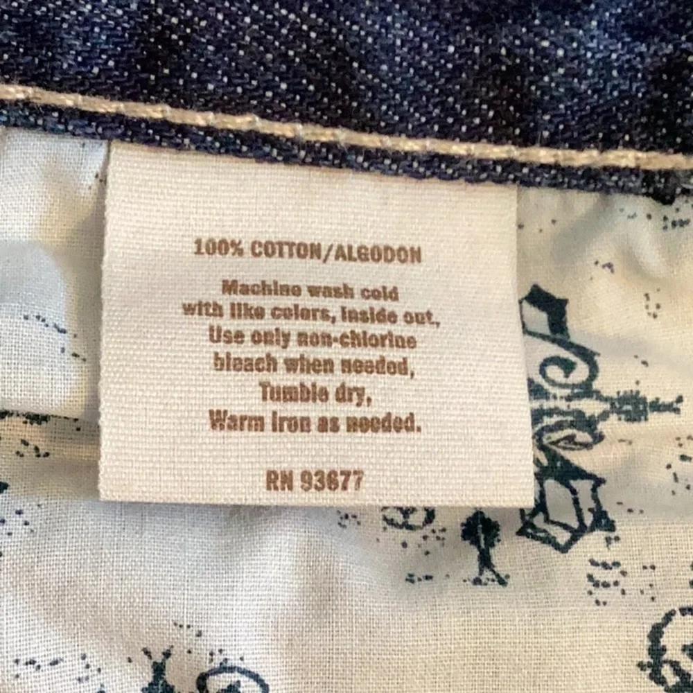Decree distressed, medium wash denim blue jean shorts. Size 7 - Picture 9 of 12
